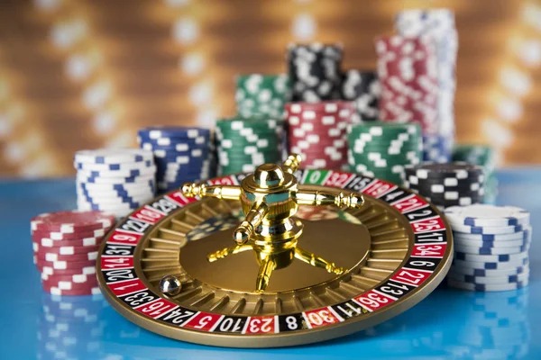 Gaple Online game board on asia368 showing four players, domino tiles arranged in a chain, and player hand cards displayed in a row